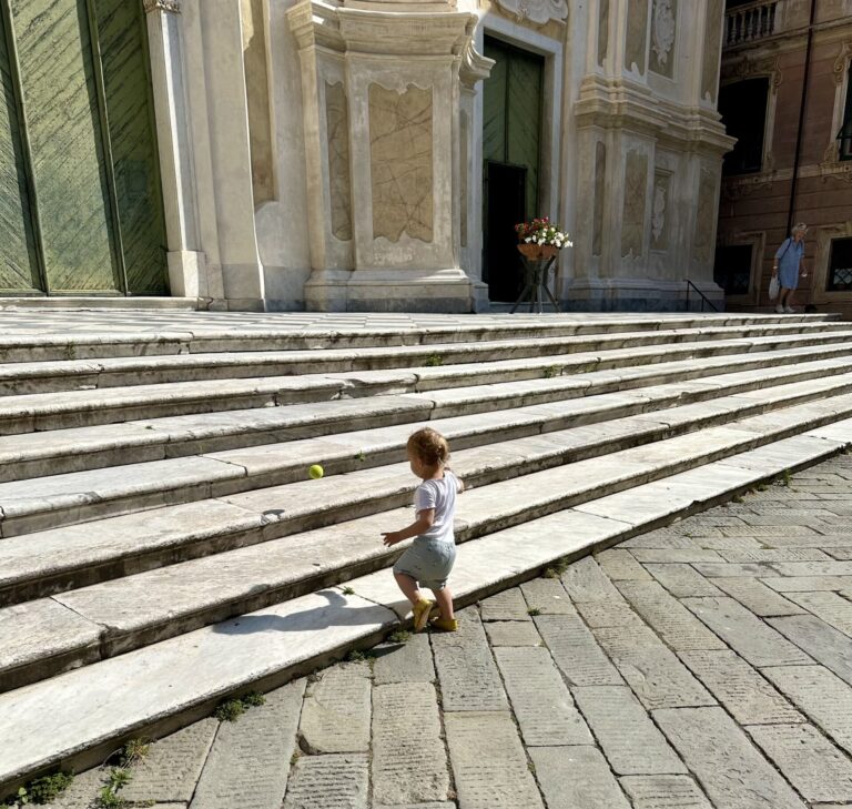 Herr Mini auf den Treppen vor einer Kirche in Finale Ligure