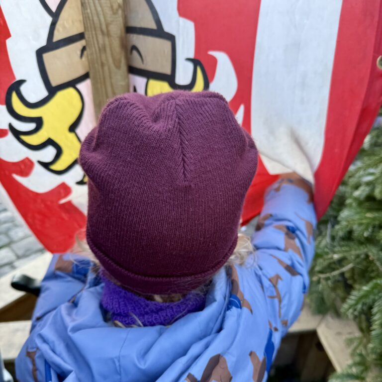 Kind vor einer Piratenflagge: Weihnachtsmärkte in Köln mit Kind